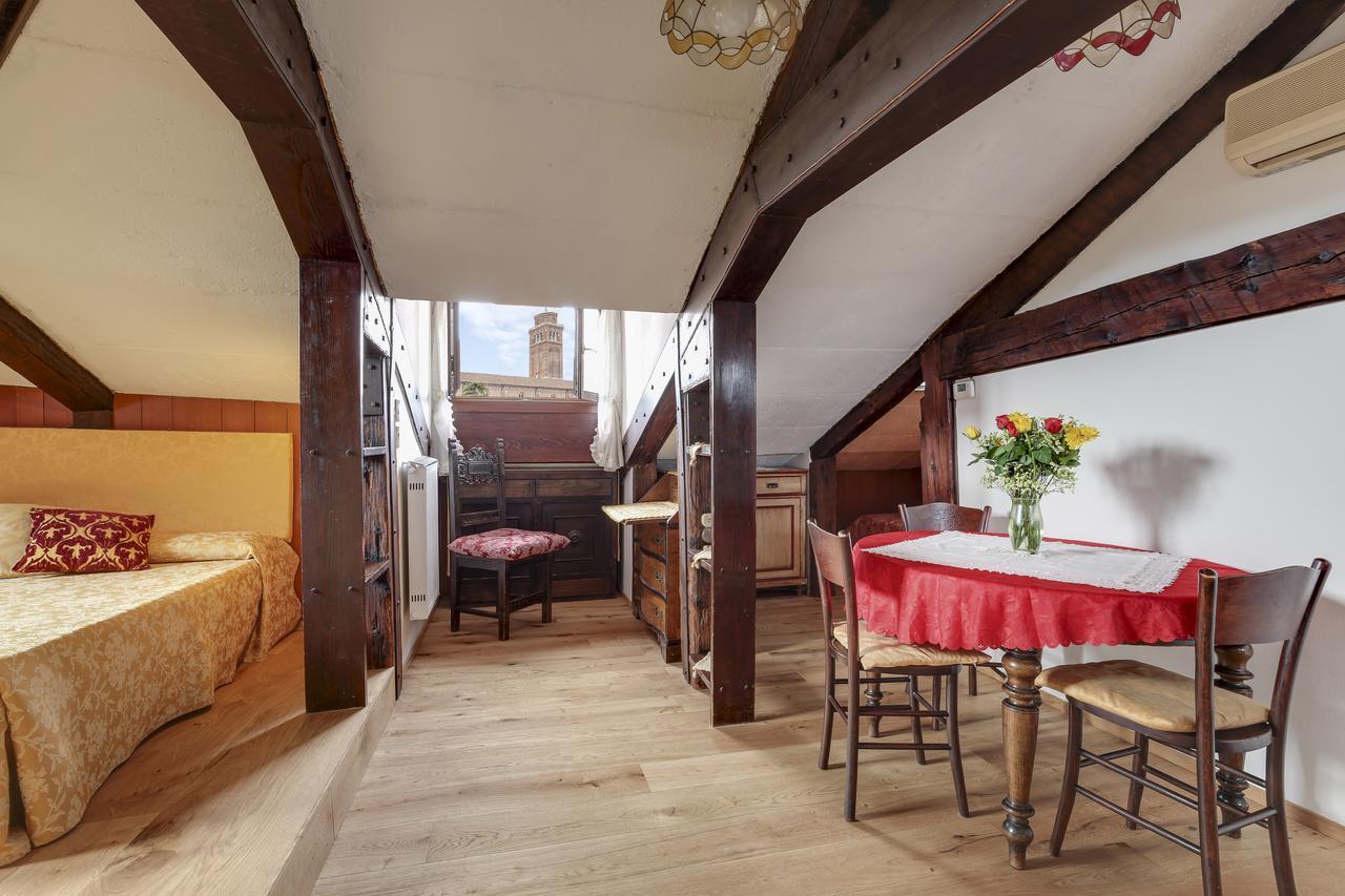 Ca' Badoer Attic Apartment เวนิส ภายนอก รูปภาพ
